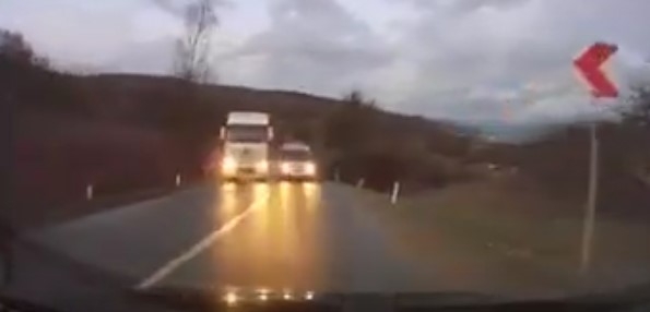 La un pas de tragedie! Șoferul a scăpat ca prin minune. VIDEO